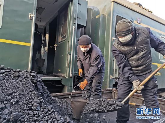 绿皮火车上煤工 每天提200多桶煤，只为温暖回家路